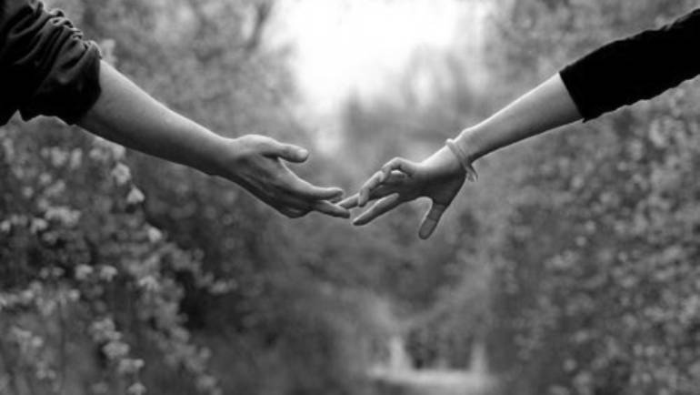 8 Raisons De Se Tenir La Main Sexologie Couple